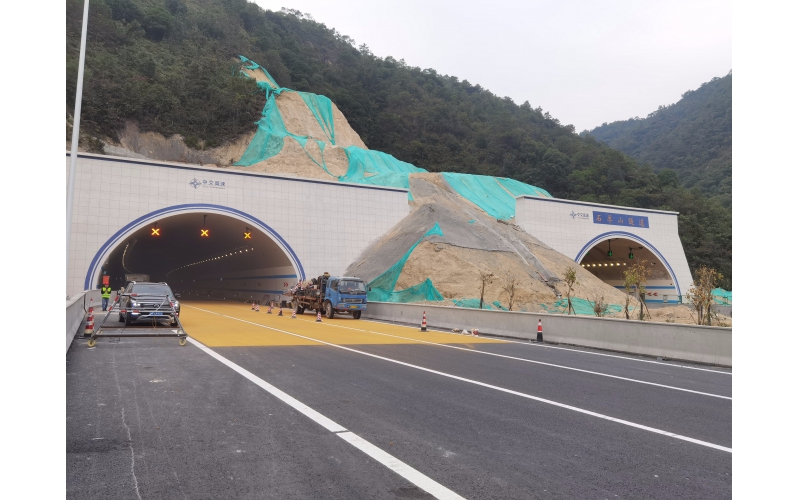 石羊山隧道碳纤维布加固项目